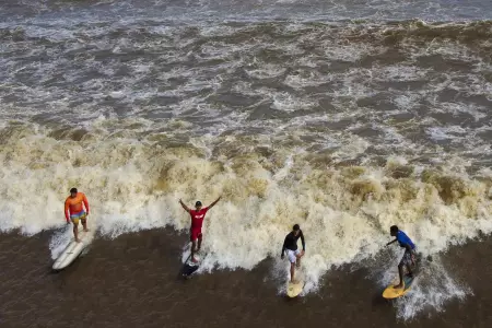 Una ola de agua dulce desafa a los surfistas en la Amazona brasilea