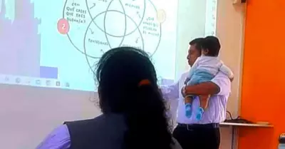 Profesor carga a beb de su alumna para que atienda a la clase