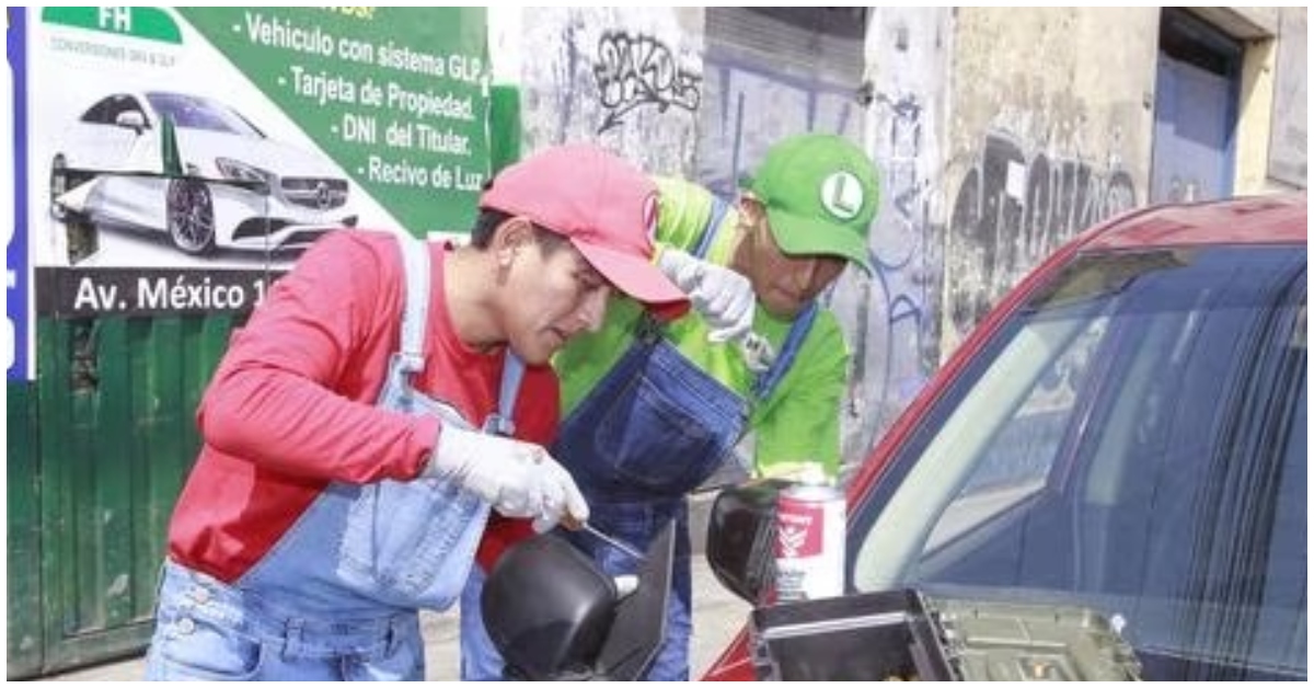 I fratelli che lavorano nell’officina si travestono da Mario e Luigi per servire i clienti