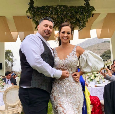 Marina Mora junto a su esposo Alejandro Valenzuela el da de su boda.