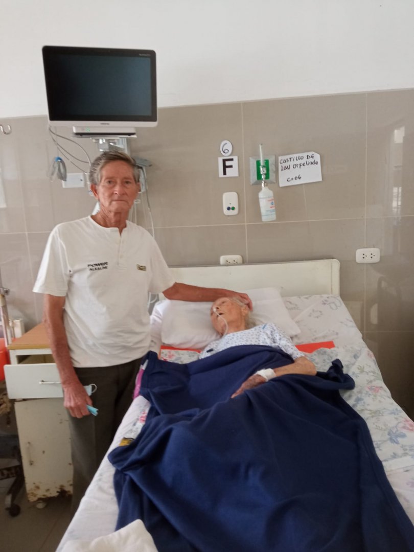 Anciana de 100 años recibió alta médica,tras ingresar por neumonía.