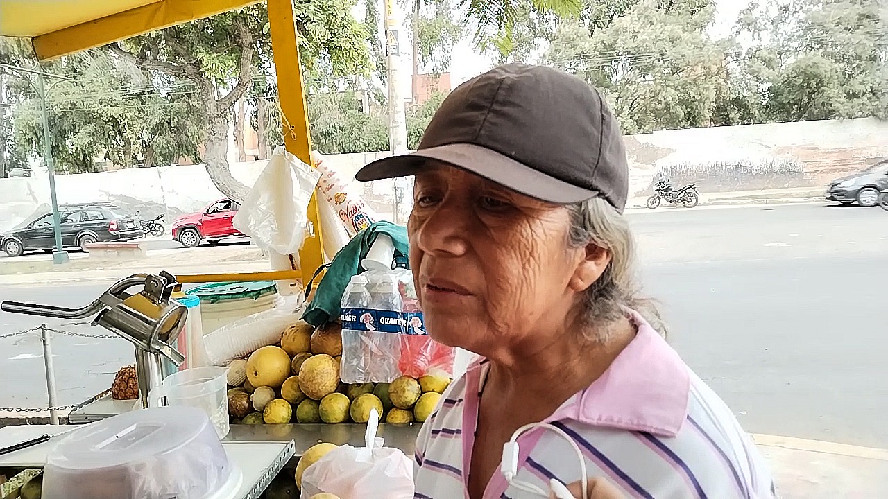 Madre de familia brinda estudios a sus dos hijos vendiendo jugos