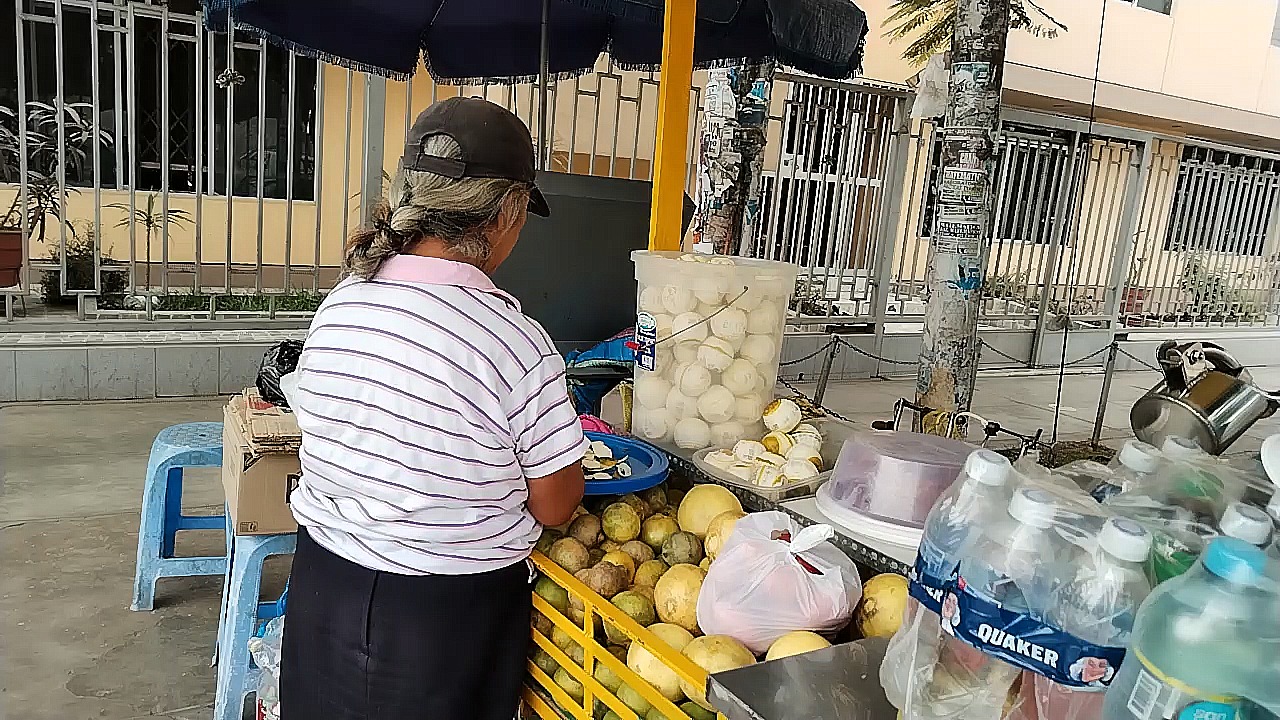 Madre de familia brinda estudios a sus dos hijos vendiendo jugos