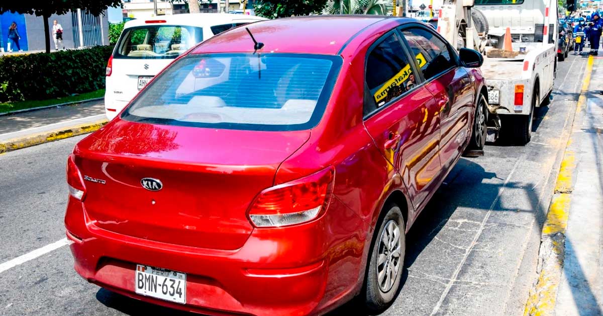 Vehiculo de placa, siendo trasladado al depsito.