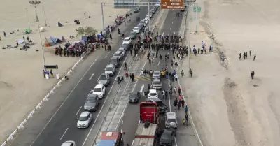 Migrantes vuelven a bloquear carretera que une a Per y Chile.