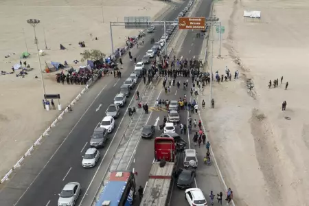 Migrantes vuelven a bloquear carretera que une a Per y Chile.