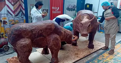 Pasteleros preparan postres creando esculturas de toros en tamao real.