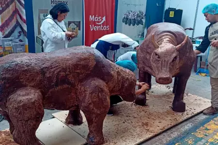 Pasteleros preparan postres creando esculturas de toros en tamao real.