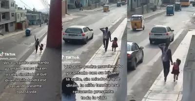Padre juega con su hija mientras la lleva al colegio.