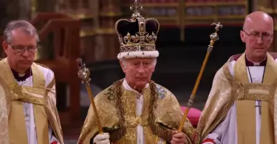 Coronan al Rey Carlos III en Reino Unido.