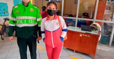 Mujer ingresa vestida de escolar a colegio de Huancayo.