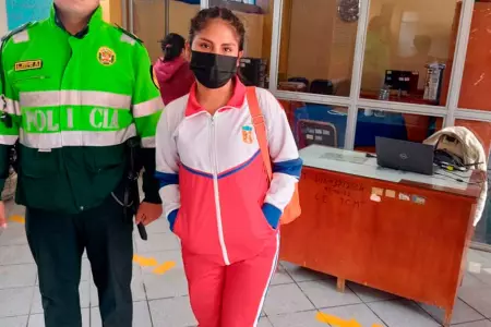 Mujer ingresa vestida de escolar a colegio de Huancayo.