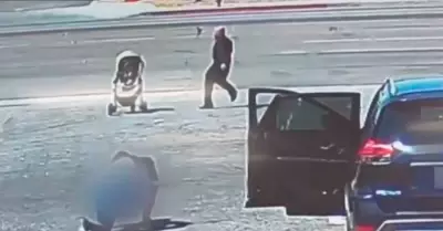 Video muestra a un hombre salvar la vida de un beb en coche con camino a la aut