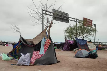 Migrantes varados en la frontera entre Per y Chile.