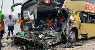 Bus interprovincial Flores choca contra triler en Panamericana Sur