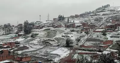 Suspenden vuelos y clases tras intensa nevada en Cusco.