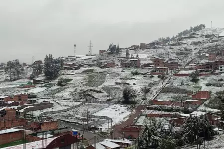 Suspenden vuelos y clases tras intensa nevada en Cusco.