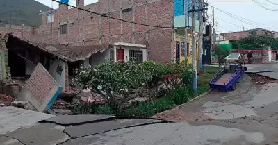 Vecinos de Peralvillo pasan la noche en la calle tras colapso de tnel del megap