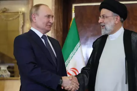 El presidente iraní Ebrahim Raisi y el ruso Vladimir Putin