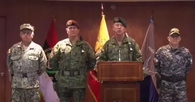 Fuerzas Militares apoyan a Guillermo Lasso.