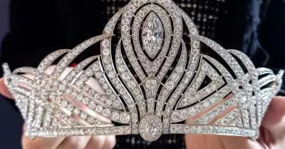 Una tiara de coronacin brilla en subasta de joyas en Ginebra
