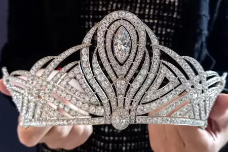 Una tiara de coronacin brilla en subasta de joyas en Ginebra