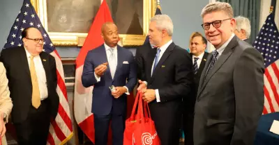 El alcalde de Nueva York, Eric Adams junto al presidente de Adex, Julio Prez.