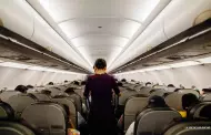 ¡De película!: Azafata noquea a pasajero con una cafetera cuando este intentaba abrir la puerta del avión en pleno vuelo