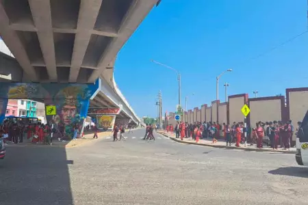 Madres de familia hacen trabajo de Polica de Trnsito en exteriores de colegio.