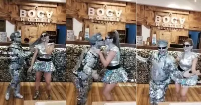Robotn da un beso a su nueva compaera 'Robotina cajamarquina' en TikTok.