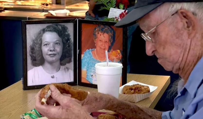 Clarence Purvis va todos los das a almorzar acompaado de la foto de su esposa.