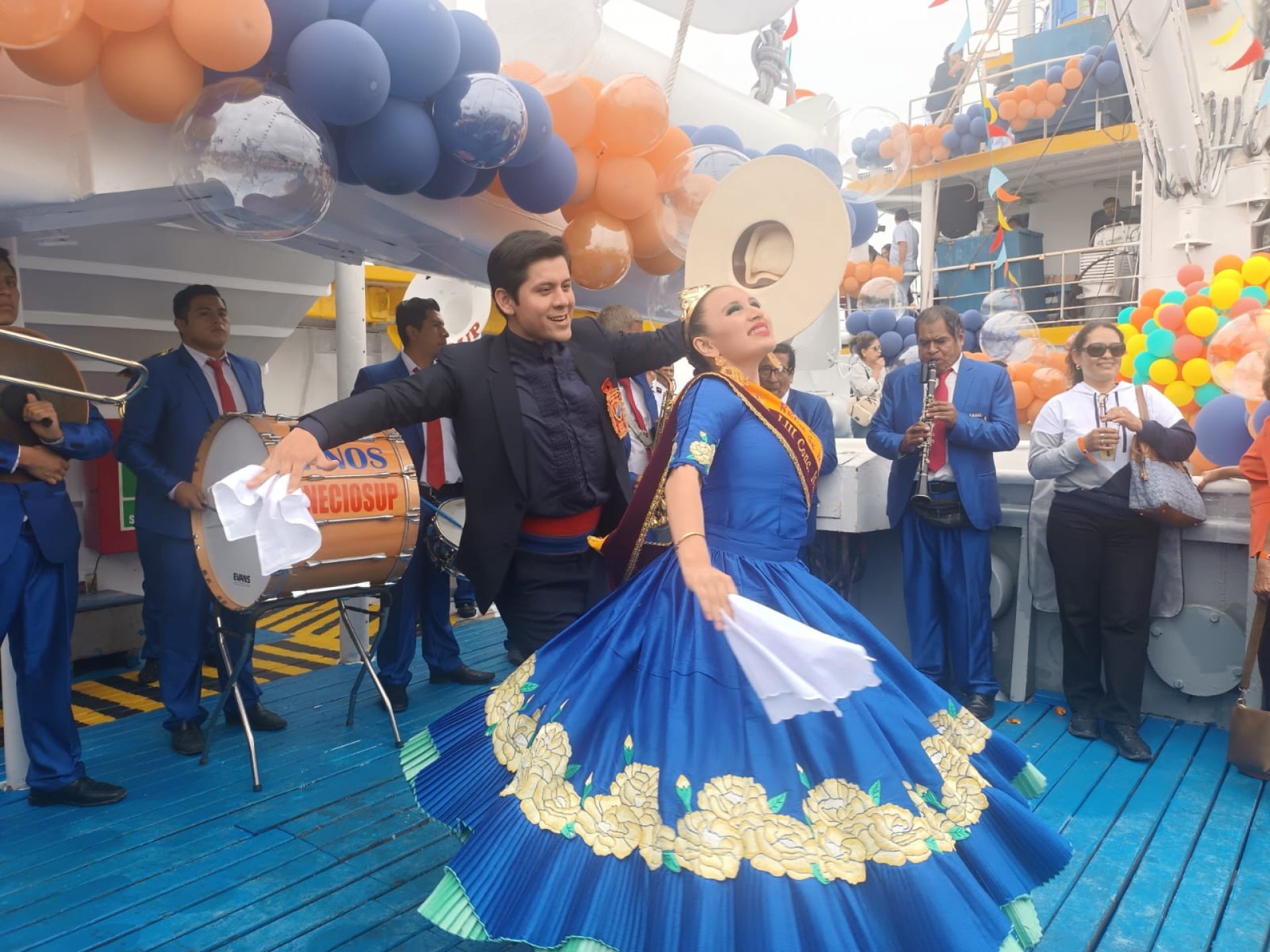 Fiesta patronal, bailando al ritmo musical en el da de San Pedro.