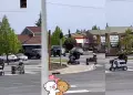 Juntos hasta el final! Abuelito une su silla de ruedas a una carreta para pasear con su esposa