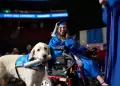 Perro guía recibe diploma por acompañar a su dueña a todas las clases