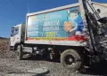 Compactadora de basura de Miraflores permanece abandonada desde hace días en la vía pública de otro distrito