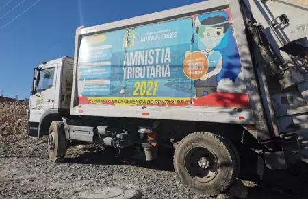 Compactadora de basura de Miraflores permanece abandonada