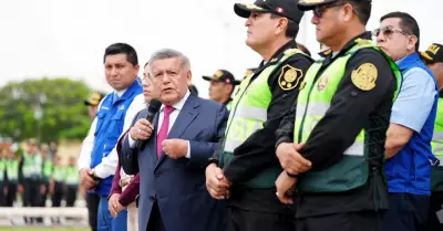 Cesar Acuña con la Policía Nacional del Perú.