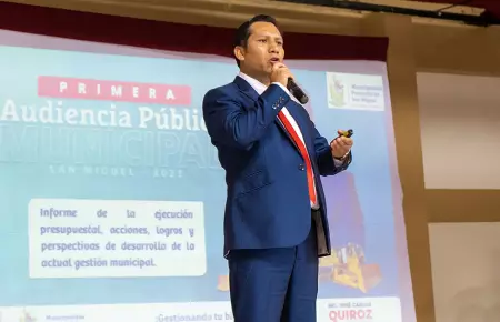 Denuncian a alcalde Jos Carlos Quiroz Caldern.