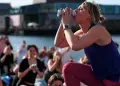 "Beer Yoga": La curiosa combinación de yoga con cerveza que se volvió viral en Dinamarca