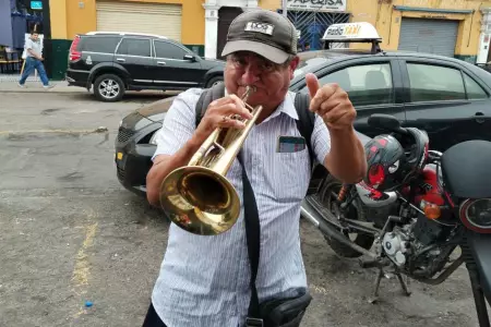 José Rodríguez Mantilla toca trompeta en las calles de Trujillo.