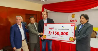 Firma de contrato entre Loterías Torito y la Sociedad de Beneficencia de Sullana