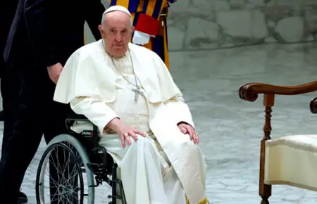Papa Francisco es hospitalizado para ser operado de urgencia.