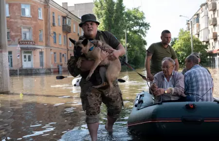 Ucranianos huyen tras destrucción de represa