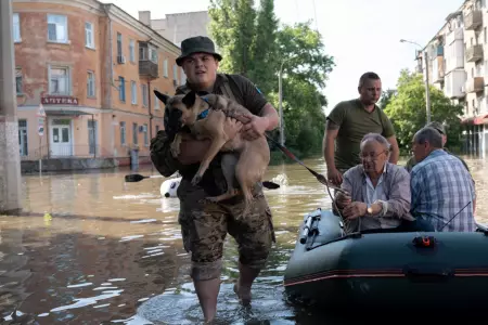 Ucranianos huyen tras destruccin de represa