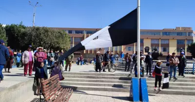 Pobladores intentaron izar bandera negra en Plaza de Armas de Juliaca