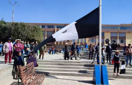 Pobladores intentaron izar bandera negra en Plaza de Armas de Juliaca