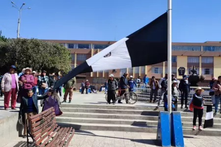 Pobladores intentaron izar bandera negra en Plaza de Armas de Juliaca
