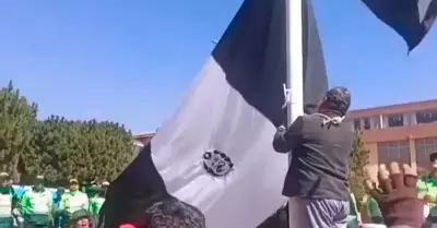 Izan bandera blanca y negra en Puno.