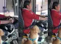 Mujer sorprende al conducir en compañía de su perrito.