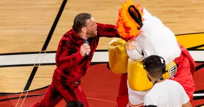 Conor McGregor golpea a mascota de los Heat.